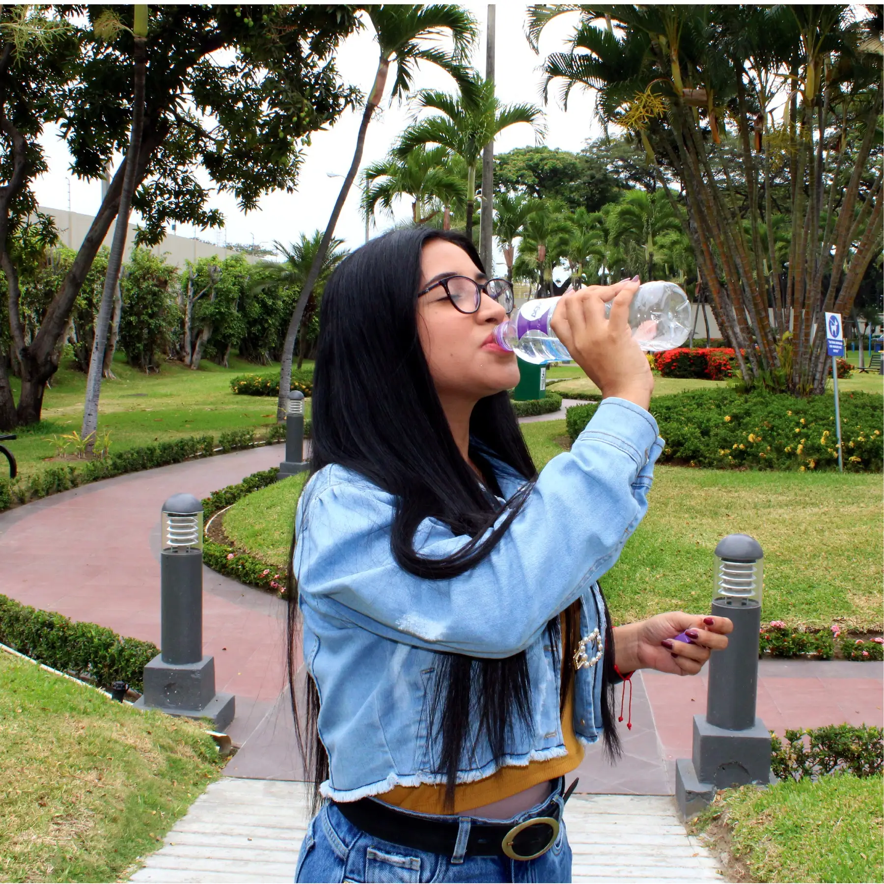 Joven tomando agua Agualife en un parque de Guayaquil